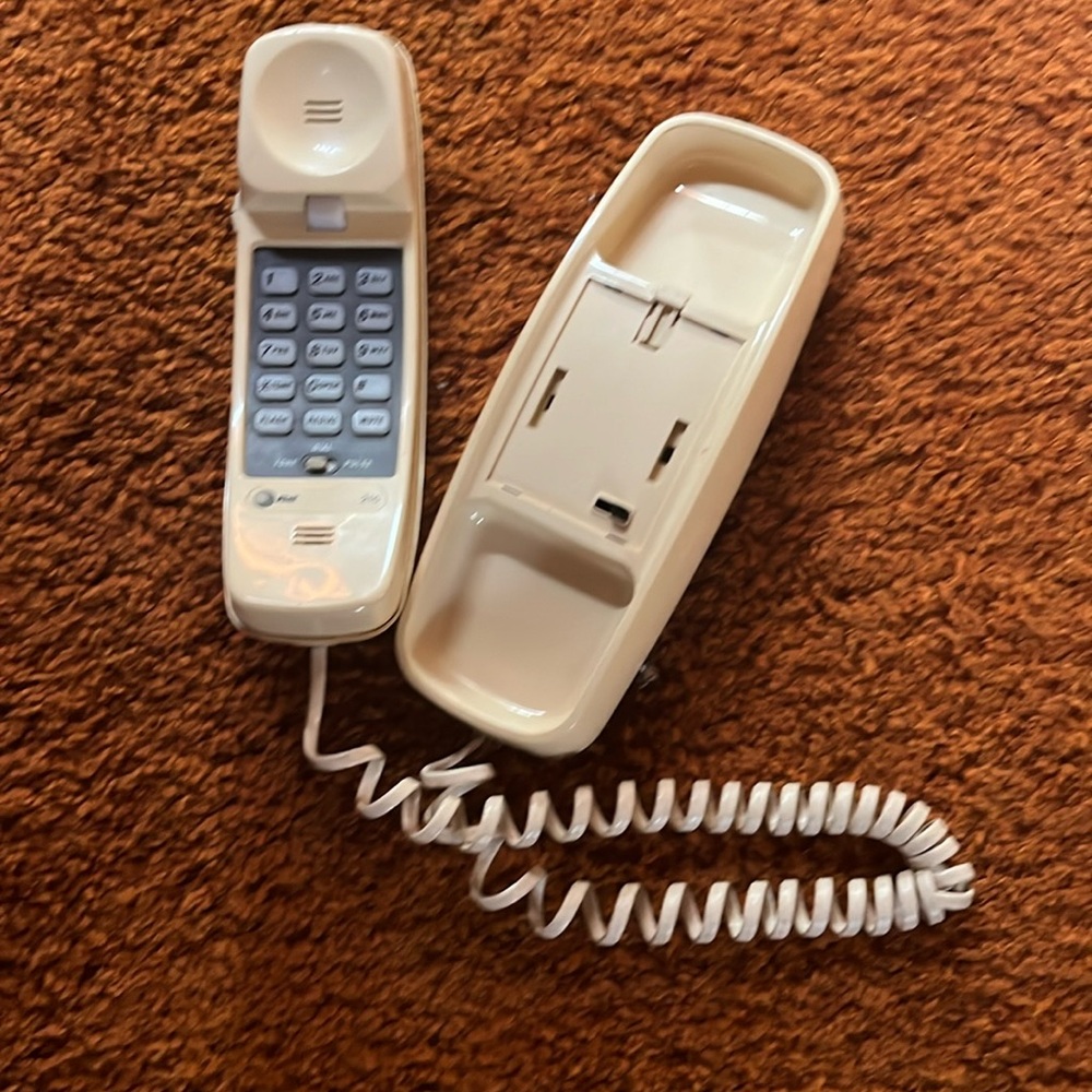 VINTAGE AT&T TRIMLINE 210 beige PUSH BUTTON TELEPHONE PHONE WALL TABLE